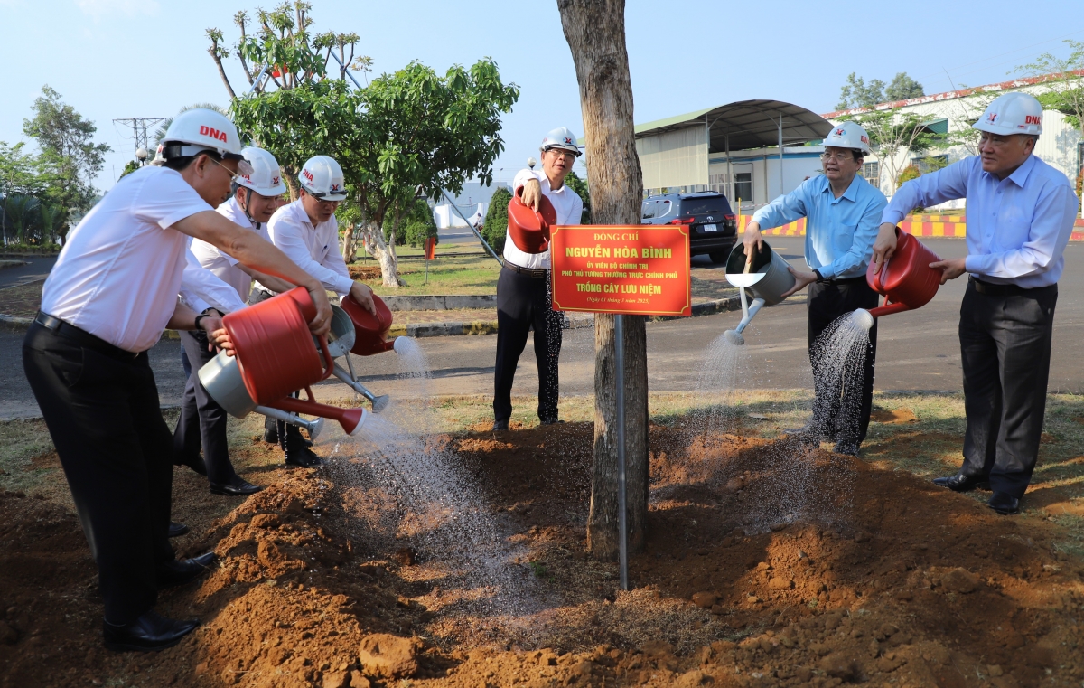 Phó Thủ tướng Nguyễn Hòa Bình yêu cầu sản xuất nhôm chất lượng cao ở Đắk Nông
